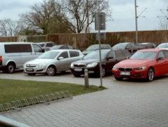 na parkovisku pred súkromnou poliklinikou