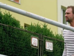 na schodoch pred školou