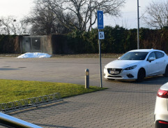 na parkovisku pred súkromnou poliklinikou