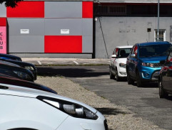 pred domom prostitútky