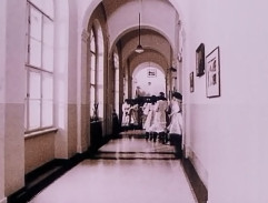 Chodba dívčí školy