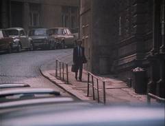 Badatel schází ulicí