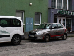 pred hotelom v Prievidzi