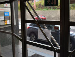 pred Jevanovou advokátskou kanceláriou 