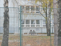 lavička pred školou