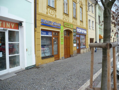 Před květinářstvím