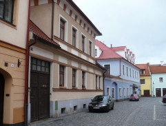 Před bydlištěm Erny Hertzové