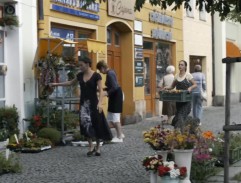 Před květinářstvím