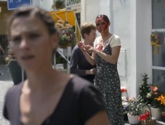 Před květinářstvím II