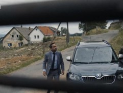 Před Kronajzlovým bydlištěm