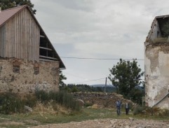 Před Kronajzlovým bydlištěm II