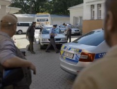 Odtahovka u budovy kriminálky