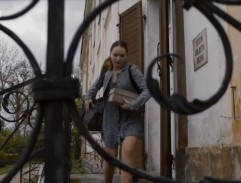 Táňa před archivem