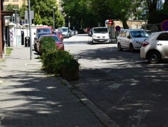 pred Lindiným domom