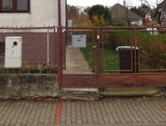 pred domom Anky a Igora