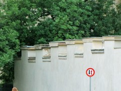 Maraton - hřbitovní zeď