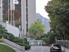 Před ministerstvem zahranicnich věcí