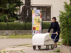 Chůva Chromáková s kočárkem