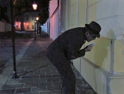 Vintíř Slimák na rohu ulice