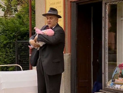 Chromáková s Líbalem před obchodem