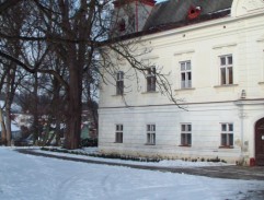 pred sanatóriom pre duševne chorých