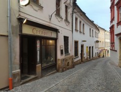 ulička za reštauráciou U štiky