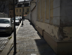 Vintíř Slimák na rohu ulice