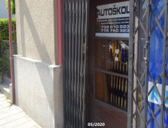 Chromáková s Líbalem před obchodem