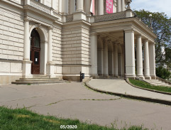 pred divadlom v Prahe