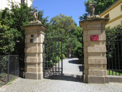 Prostitutka u brány do parku