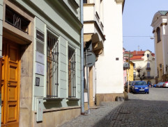 v bočnej uličke pri reštaurácií U štiky