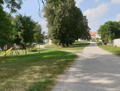 pred autobusovou zastávkou