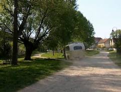 pred autobusovou zastávkou