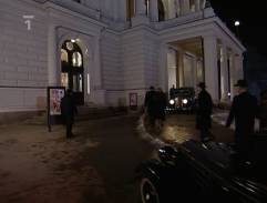 pred divadlom v Prahe