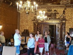 Inspektor a služebná Dolly