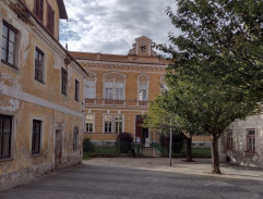 Škaloud před školou