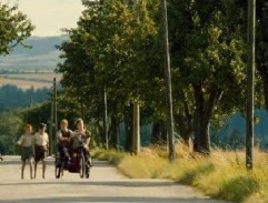 Parta kluků jde po silnici