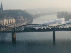 Vlak jede přes most