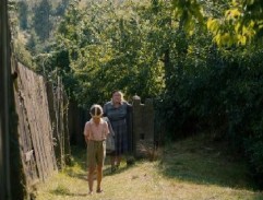 Eda doprovází starou paní