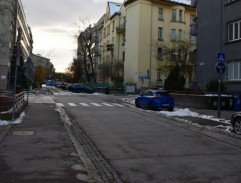 Pred policajnou stanicou