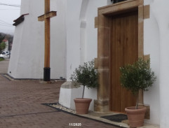 pred vchodom do kostola