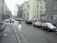 Pred policajnou stanicou