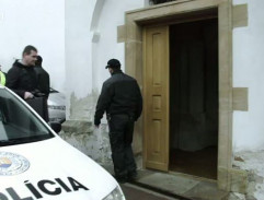 pred vchodom do kostola