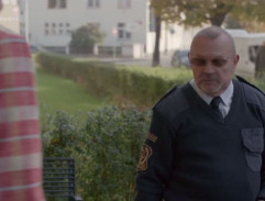 pred budovou štátneho zastupiteľstva