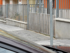 Chlapec před školkou