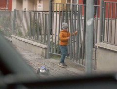 Chlapec před školkou