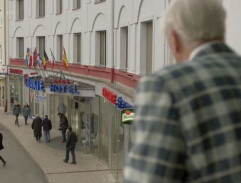 Policisté před hotelem