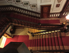 na schodoch v kaštieli