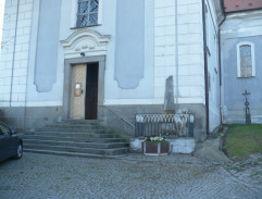 Dav jde na bohoslužbu