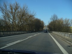 Na silničním mostě